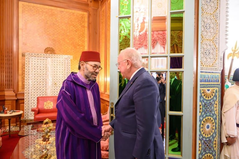 Le roi Mohammed VI et le président du conseil d’administration du groupe Safran, Ross McInnes.