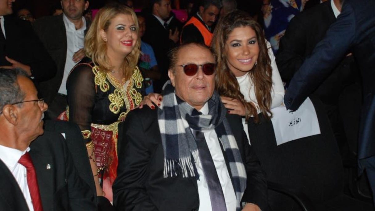 هدى سعد في صورة تذكارية مع النجم محمود عبد العزيز
