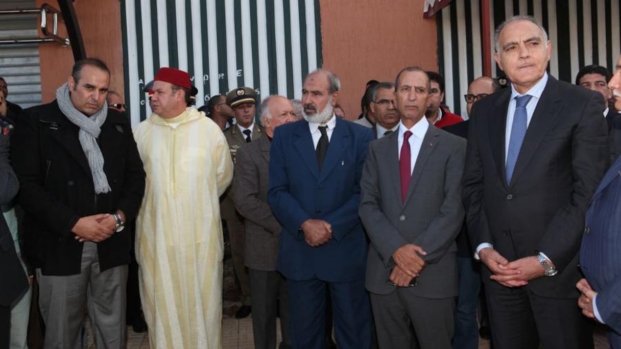 صلاح الدين مزوار وزير الخارجية ومحمد حصاد وزير الداخلية والمستشار الملكي فؤاد عالي الهمة إلى جانب نجل الراحل
