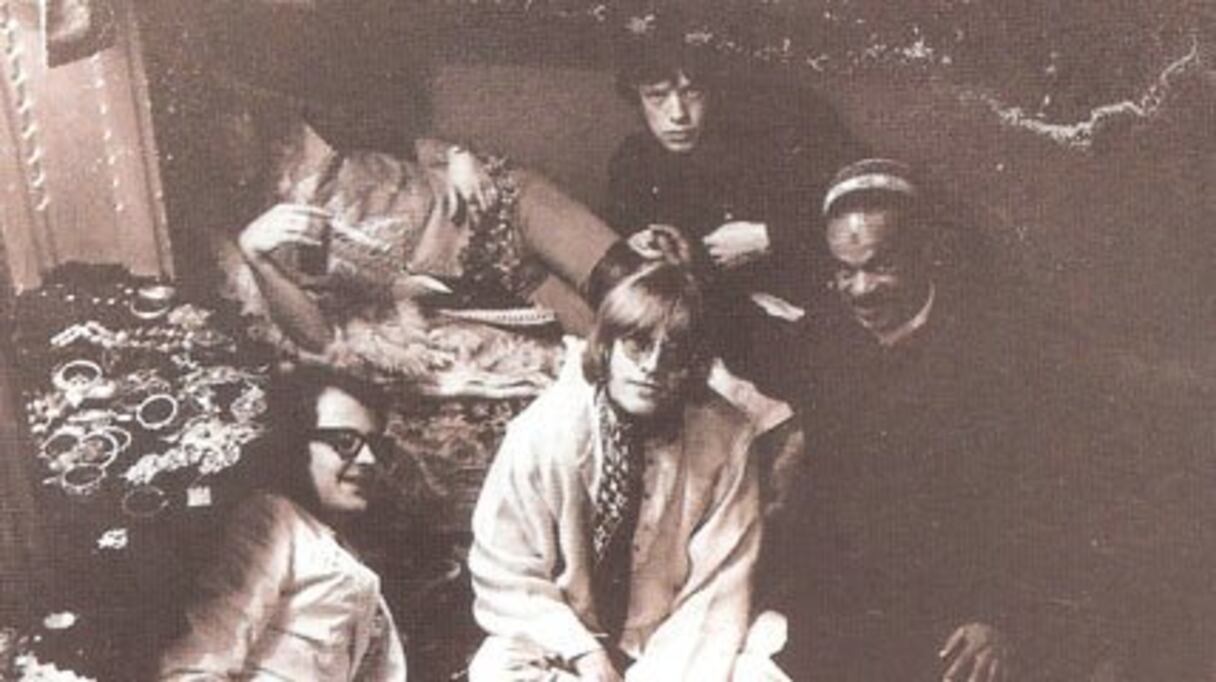 مايك جاغر مع فرقته داخل محل لبيع التحف في مراكش
