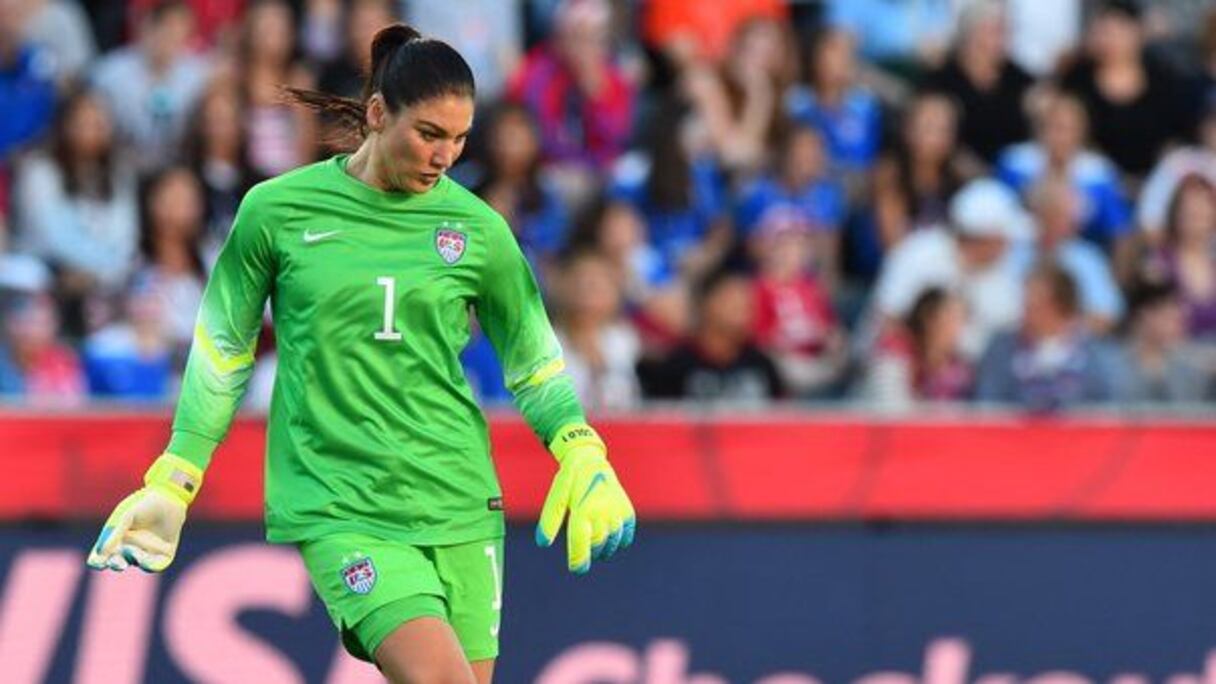 لاعبة كرة أمريكية
