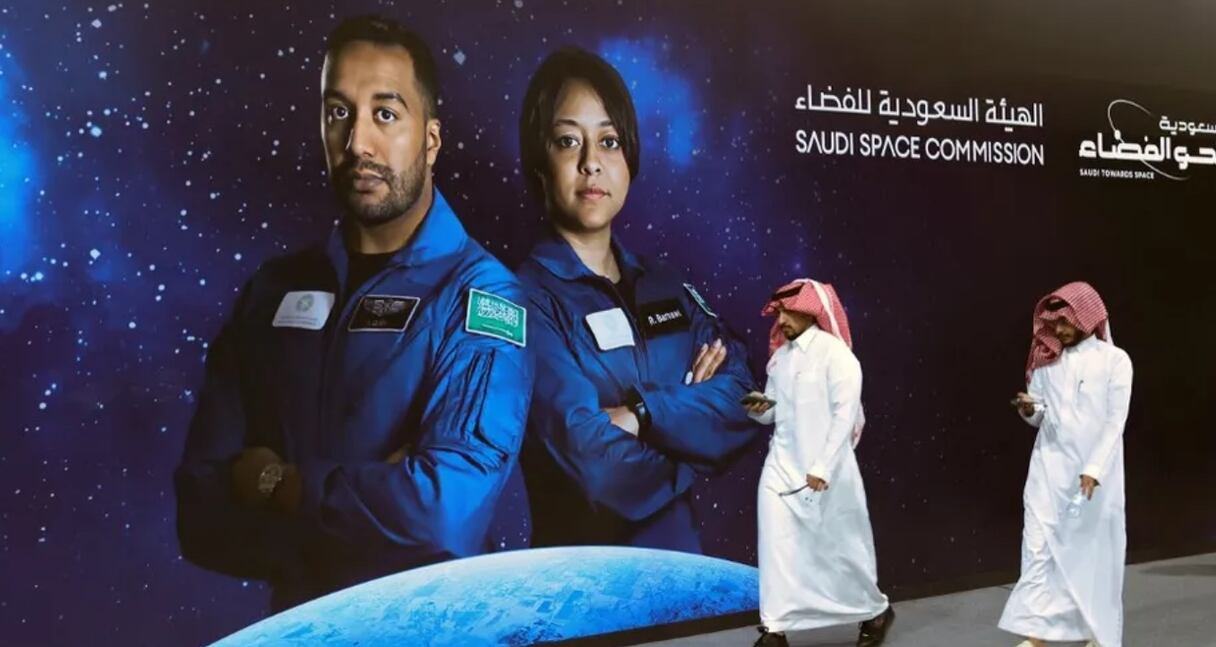 ملصق عليه صورة رائدي الفضاء السعوديين علي القرني وريانة برناوي