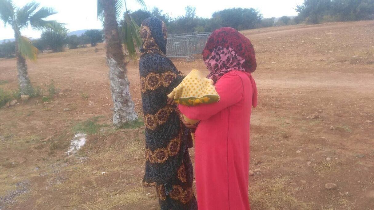 الأم القاصر زكية لحظة تخليها عن طفلها
