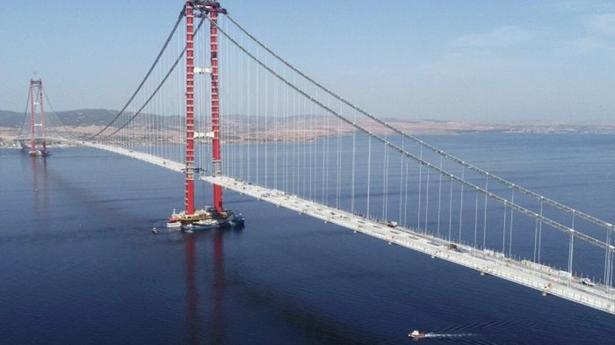 جسر "جناق قلعة 1915" الرابط بين أوروبا وآسيا
