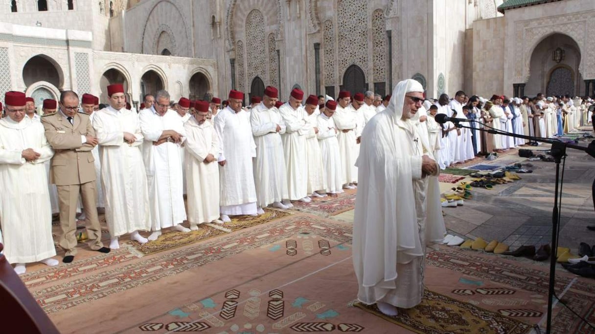 الإمام عمر محسن يؤم المصلين
