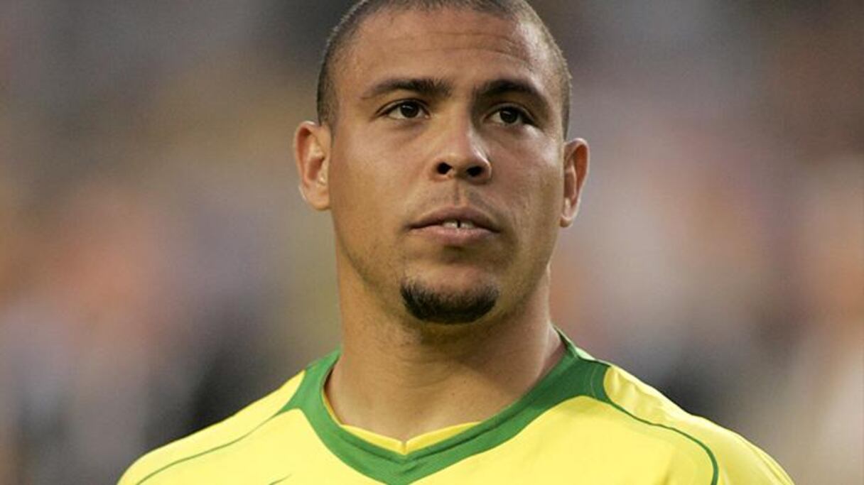 وقع النجم البرازيلي رونالدو ضحية فضيحة جنسية هي الأطرف من نوعها. مهاجم ميلان الإيطالي اصطحب ثلاث بائعات هوى إلى منزله بعد ليلة حافلة، ليكتشف لاحقاً أنهن "رجال" قاموا بعملية تحول جنسي.