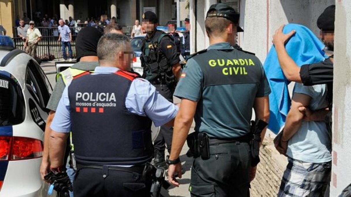 سلطات إسبانية تُلقي القبض على أفراد