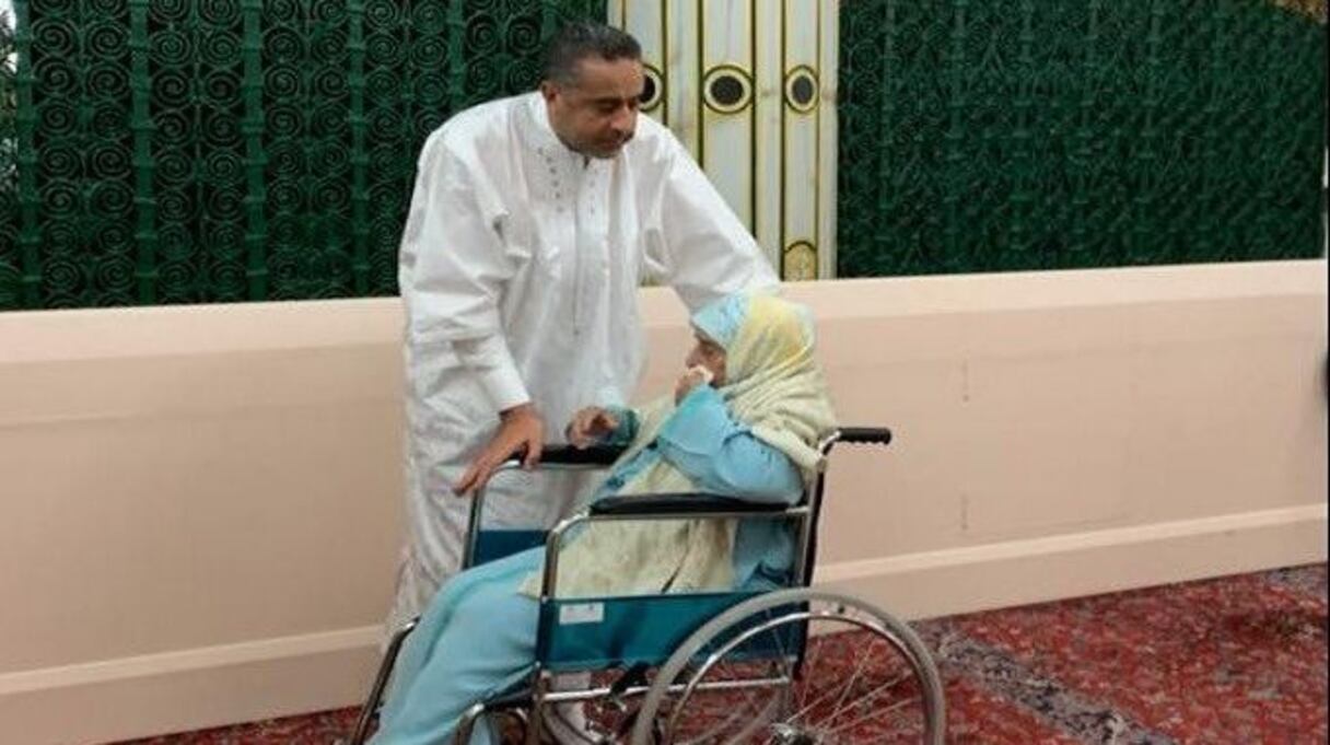 عبد اللطيف حموشي ووالدته.