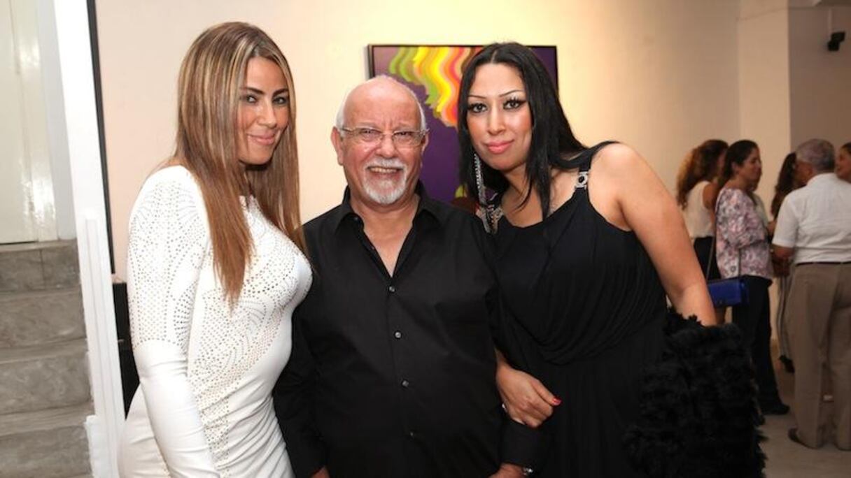 المليحي سعيد بهاتين الضيفتين على افتتاح معرضه
