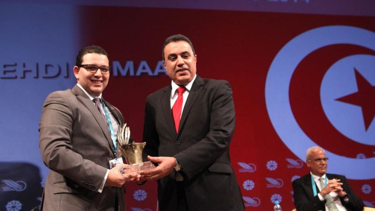 إبراهيم الفاسي الفهري يسلم جائزة "ميدايز" لمهدي جمعة