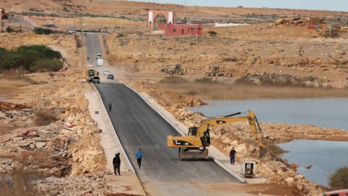 أشغال بناء قنطرة على وادي الساقية الحمراء
