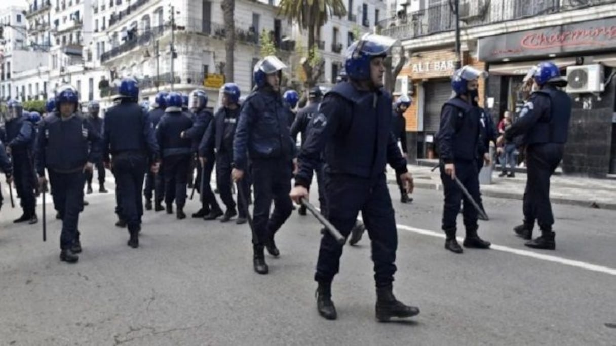 قوات جزائرية أثناء قمعها لمتظاهري الحراك الشعبي.
