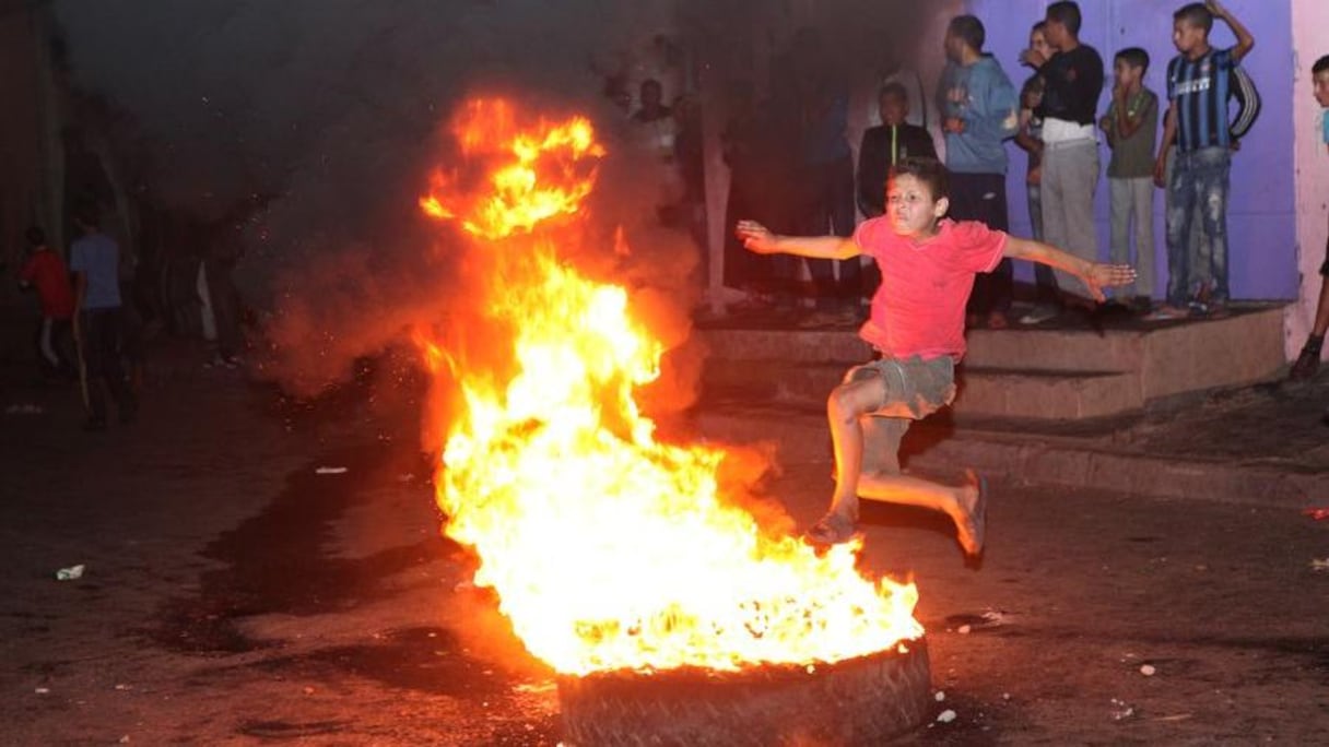 "الشعالة" ما زالت مصرة على الاشتعال في تقاليد الأحياء الشعبية
