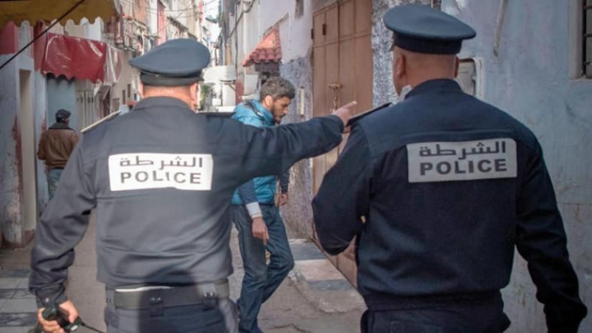 عناصر من الشرطة تفرض الحجر الصحي
