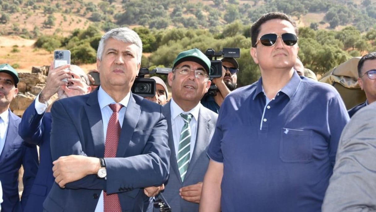 عمر مورو، رئيس مجلس جهة طنجة-تطوان-الحسيمة، إلى جانب محمد صديقي، وزير الفلاحة والصيد البحري والتنمية القروية والمياه والغابات خلال زيارتهما للمناطق المتضررة من الحرائق بإقليم العرائش
