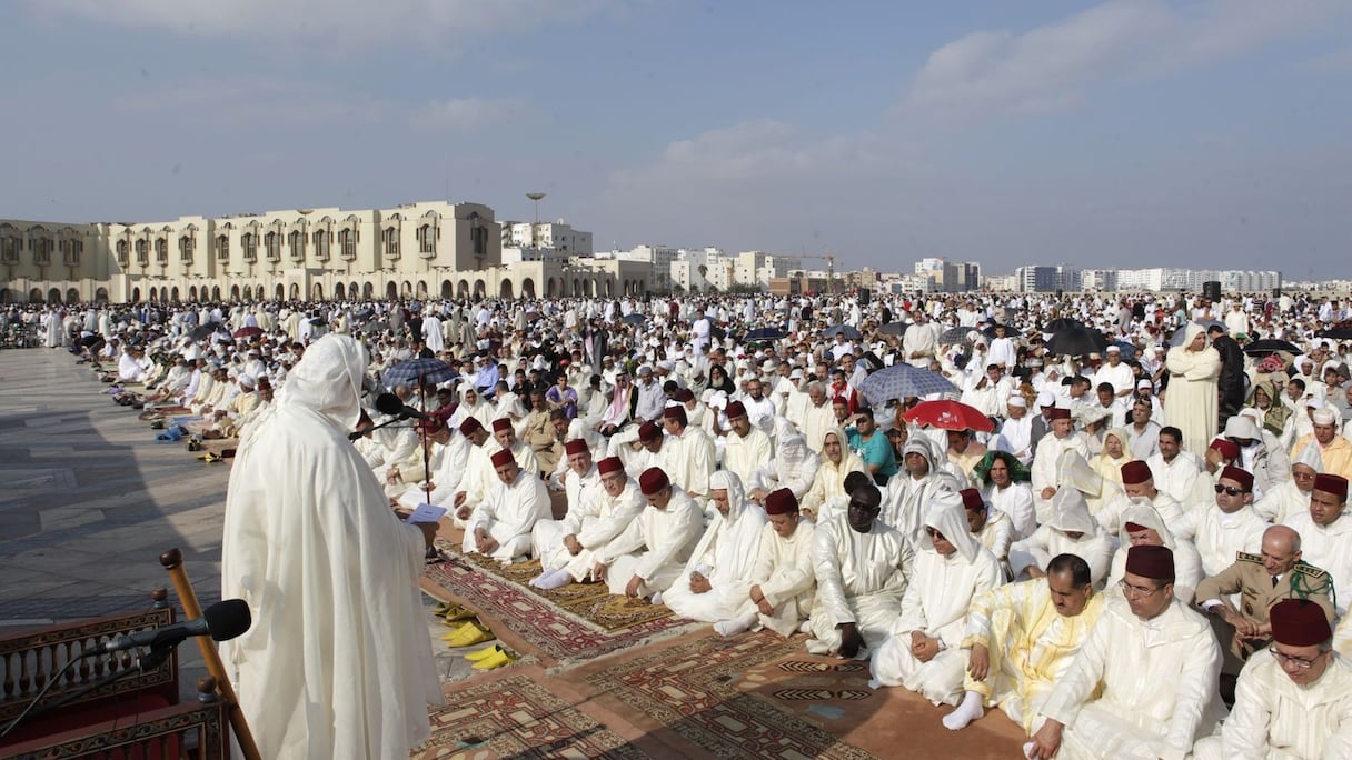 جمع غفير شهد الصلاة واستمع للخطبة
