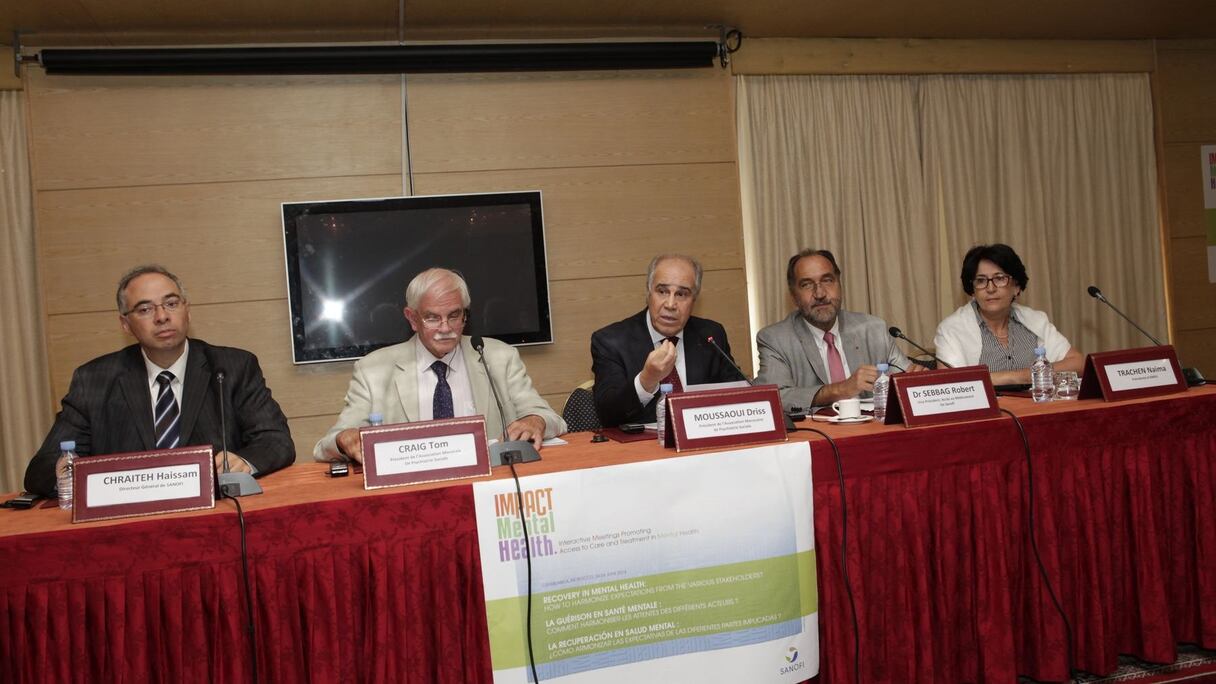 البروفيسور ادريس الموساوي رئيس الجمعية المغربية للطب العقلي الاجتماعي ترأس الجلسة الافتتاحية، إلى جانب كريغ توم، نعيمة طراشن، وغرايت هيثم، ثم سباك روبيرت، وكلهم من هيئات دولية للطب النفسي.