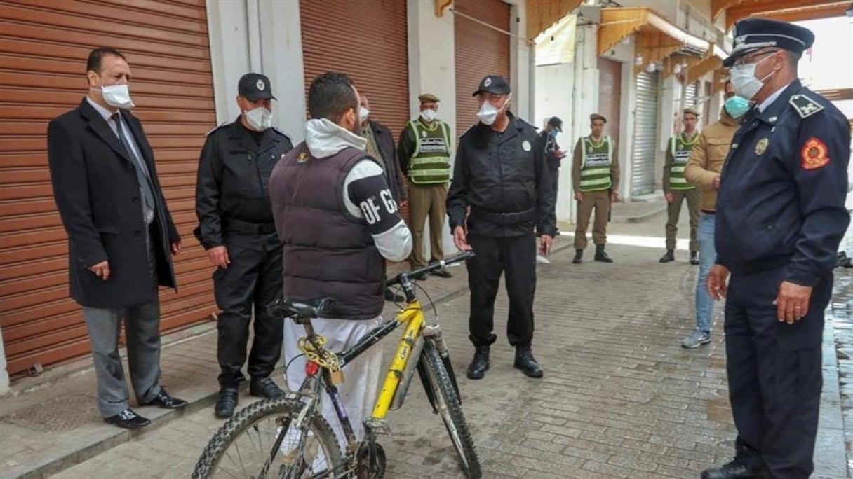 عناصر من السلطة العمومية خلال حملة لفرض الحجر الصحي على المتجولين
