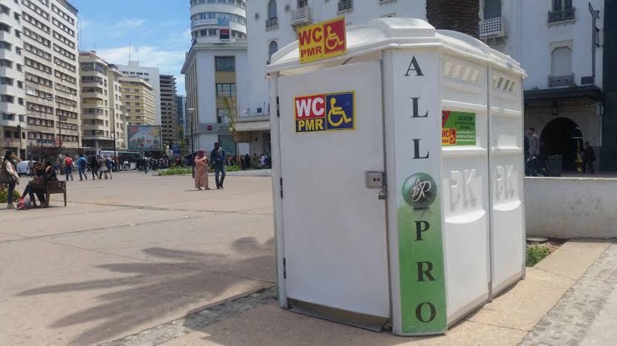 مرحاض خاص بالأشخاص ذوي الاحتاجات الخاصة، لكنه الوحيد في مدينة الدار البيضاء