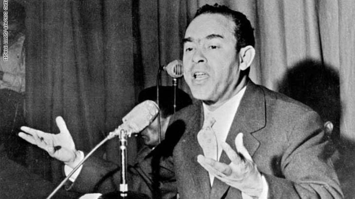 المعارض المغربي المهدي بن بركة خلال لقاء صحفي بالدار البيضاء عام 1959