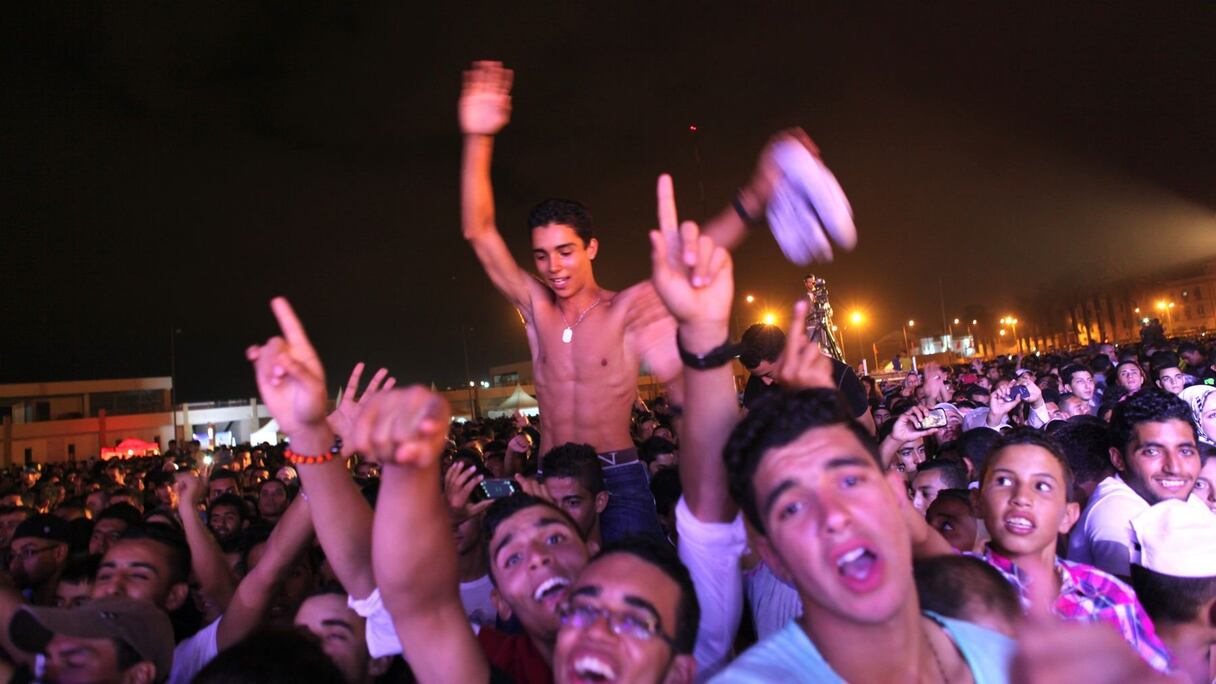 جمهور قدر بالآلاف تابعوا حفلة الشاب مامي
