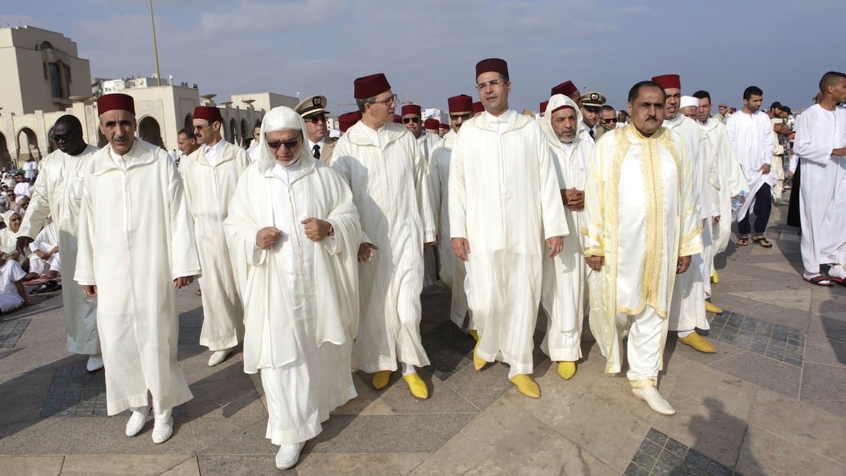 رئيس المجلس العلمي للدار البيضاء أنفا الشيخ عمر محسن ووالي جهة البيضاء الكبرى خالد سفير يتقدمان "الوفد" الرسمي نحو المصلى
