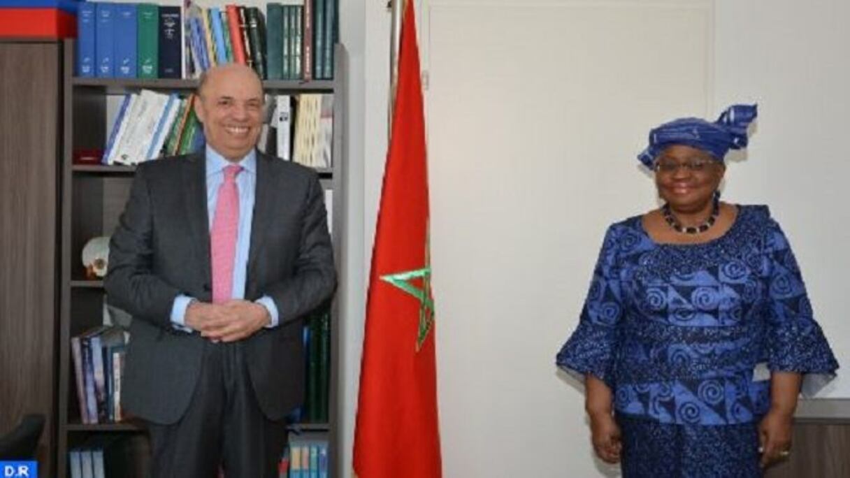 المديرة العامة الجديدة لمنظمة التجارة العالمية نغوزي أوكونجو-إيويالا والسفير الممثل الدائم للمغرب بجنيف عمر زنيبر
