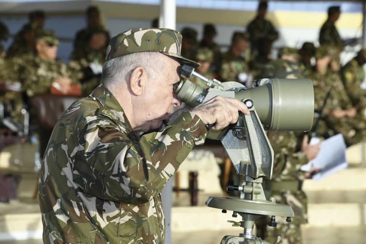 Lors d'un exercice militaire de l'armée algérienne supervisé par Saïd Chengriha, chef de l'ANP.