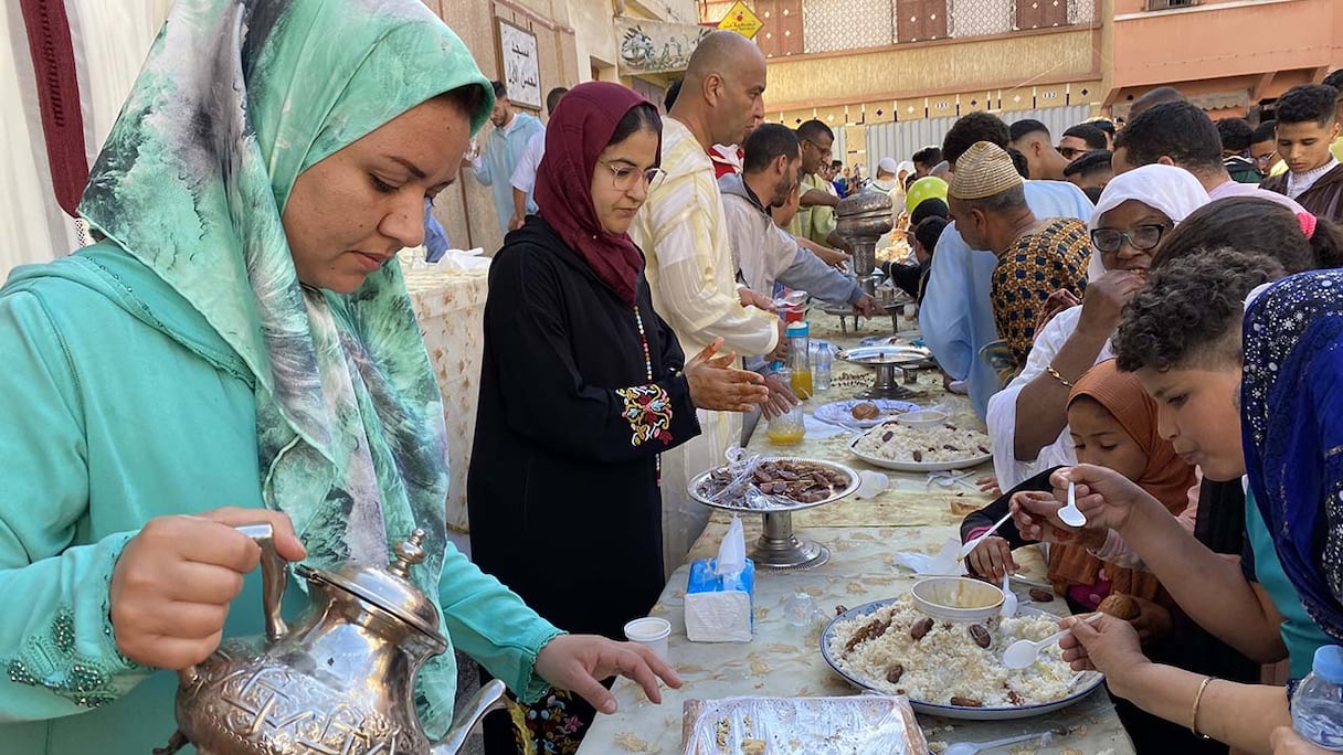 نظمت مجموعة شبابية بحي بنسركاو بأكادير مبادرة إفطار جماعي لفائدة سكان الحي وعابري السبيل، مباشرة بعد أداء صلاة العيد، في تقليد أصبح سنويا لدى أبناء الحي من أجل غرس أواصر التضامن والمحبة والإخاء.