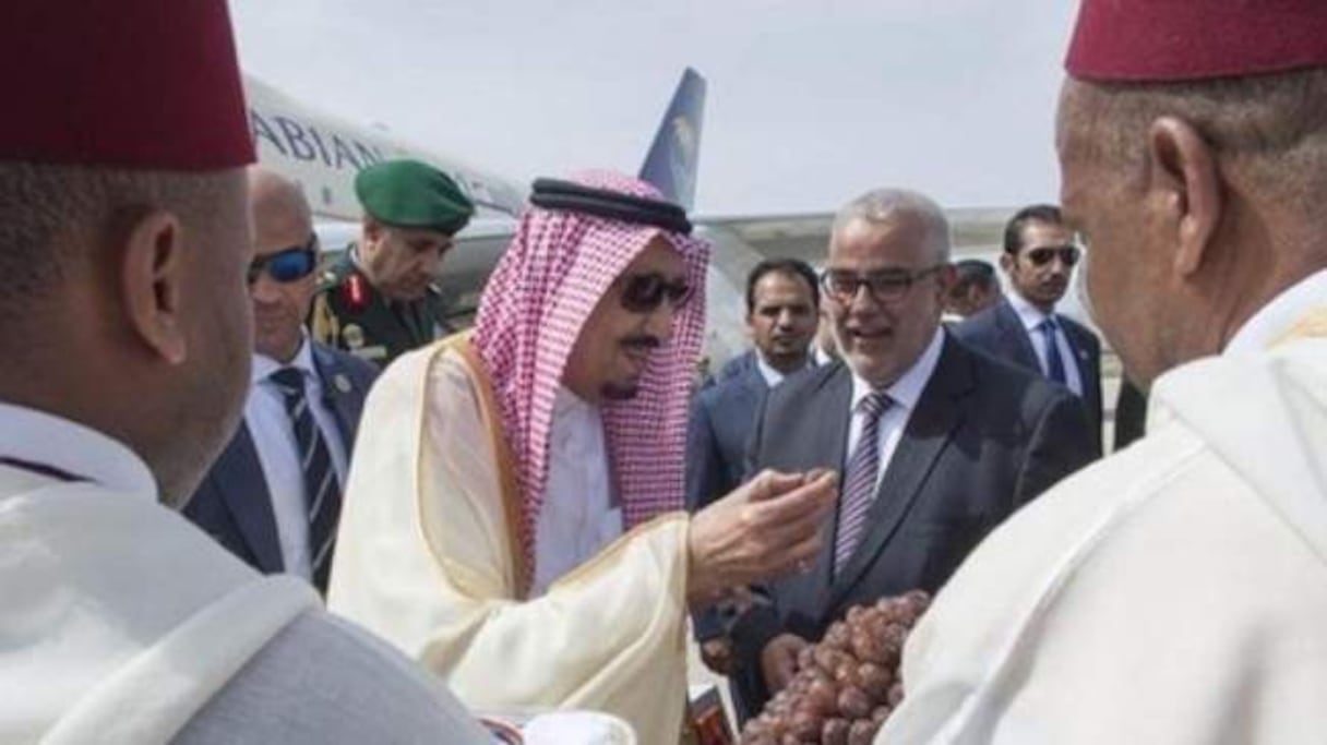 الملك سلمان خلال استقباله بطنجة من طرف رئيس الحكومة بنكيران
