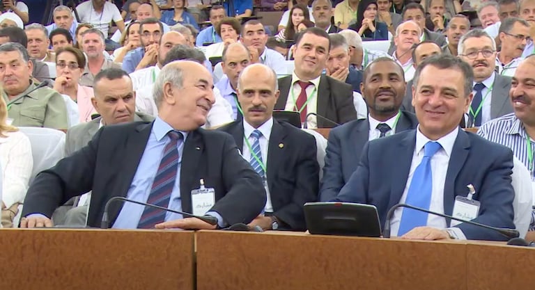 Abdelmadjid Tebboune, alors ministre de l’habitat (2012-2017), tout sourire aux côtés de Abdeslam Bouchouareb, ministre de l'industrie et des mines (2014 à 2017), sous la présidence de Abdelaziz Bouteflika, dont l’actuel président prétend combattre la mafia alors même qu’il en faisait partie. En fuite en France depuis 2019, Abdeslam Bouchouareb est condamné cinq fois par contumace par la justice de son pays à vingt ans d’emprisonnement pour des infractions financières.