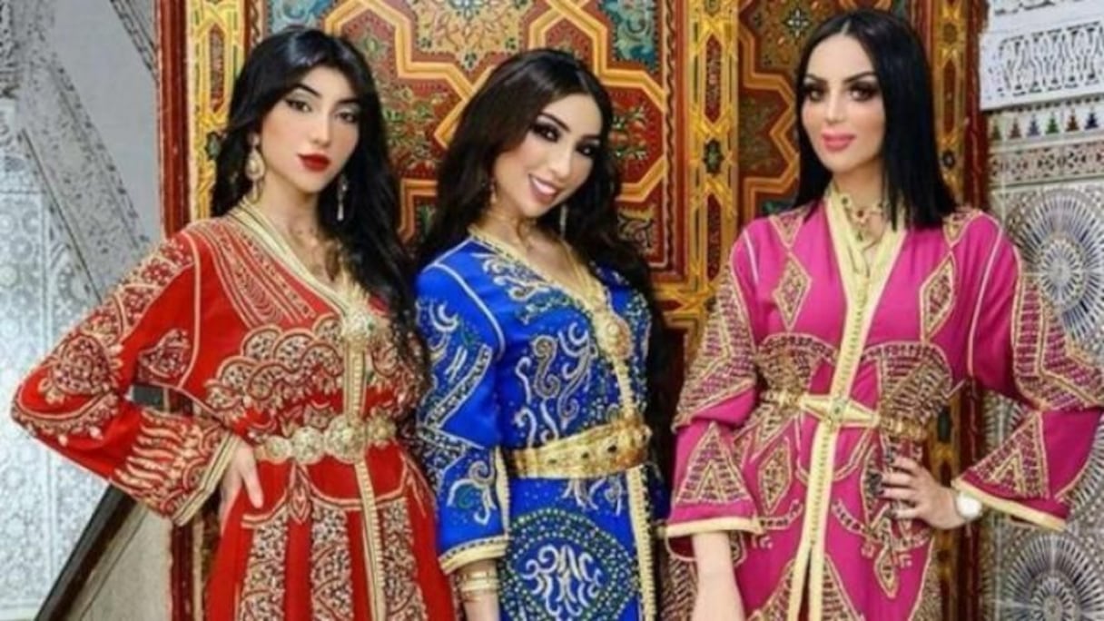 النانة دنيا بطمة (وسط) وعن يمينها شقيقتها ابتسام وعن يسارها أختها الصغرى إيمان
