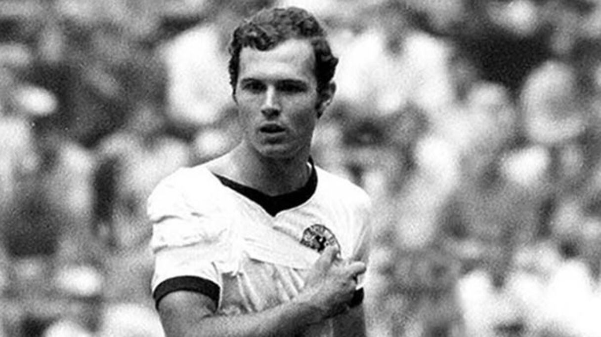 في عام 1963 وعندما كان بيكنباور يبلغ من العمر 18 عاماً، تسبب بحمل صديقته، ثم رفض أن يتزوجها، وهذا ما أبعده عن منتخب الشباب، قبل أن يعاود نشاطه الكروي بعد ذلك. القيصر الألماني جدد نزواته عام 2003 عندما طلق زوجته الثانية ليتزوج عشيقته هايدي.