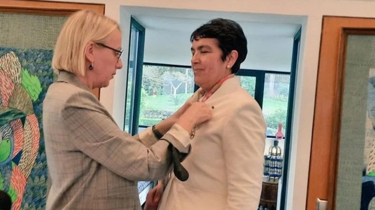 سفيرة فرنسا بالرباط توشح زينب العدوي بوسام فارس جوقة الشرف الفرنسي
