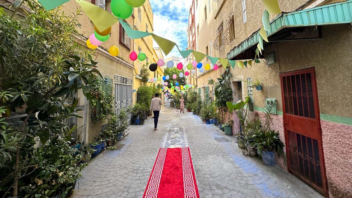 قضى عدد من شبان مدينة طنجة ليلة بيضاء استعدادا لعيد الفطر السعيد، حيث شهدت عمليات تزيين عدد من الأحياء بوسط ومحيط المدينة تنافسية شديدة، على أمل الفوز بلقب أجمل حي تم تزيينه في العيد.