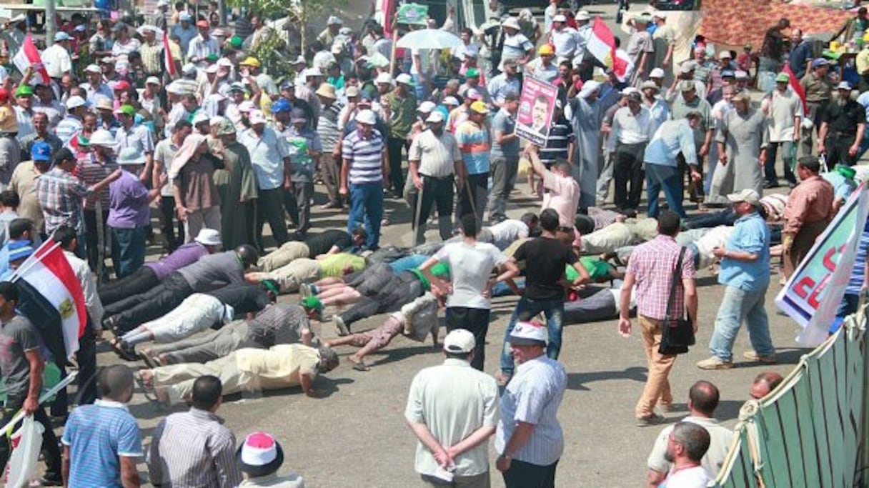 الإخوان في تداريب بميدان رابعة العدوية
