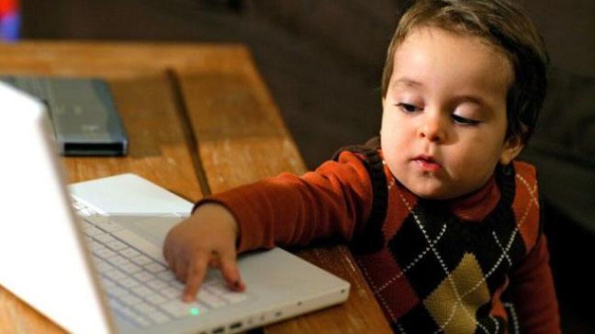 طفل يداعب حاسوبا
