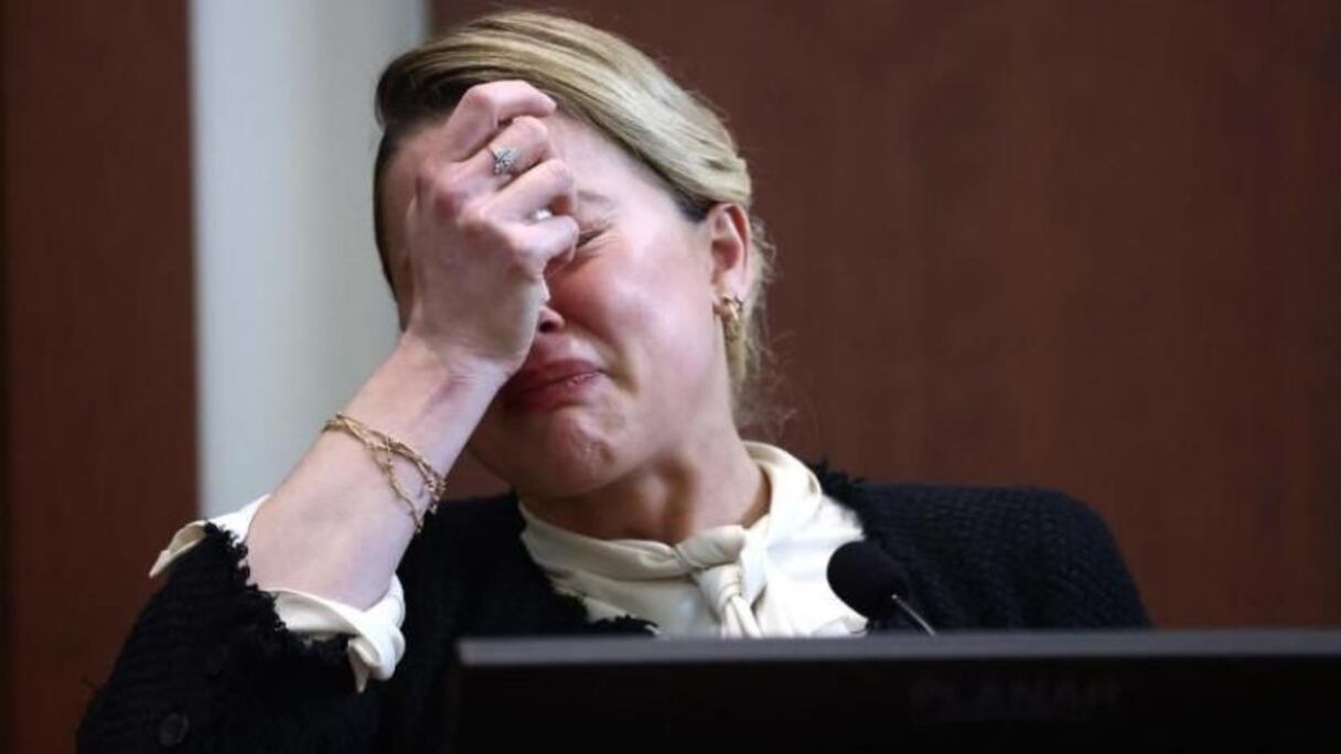 أمبر هيرد تبكي في المحكمة 
