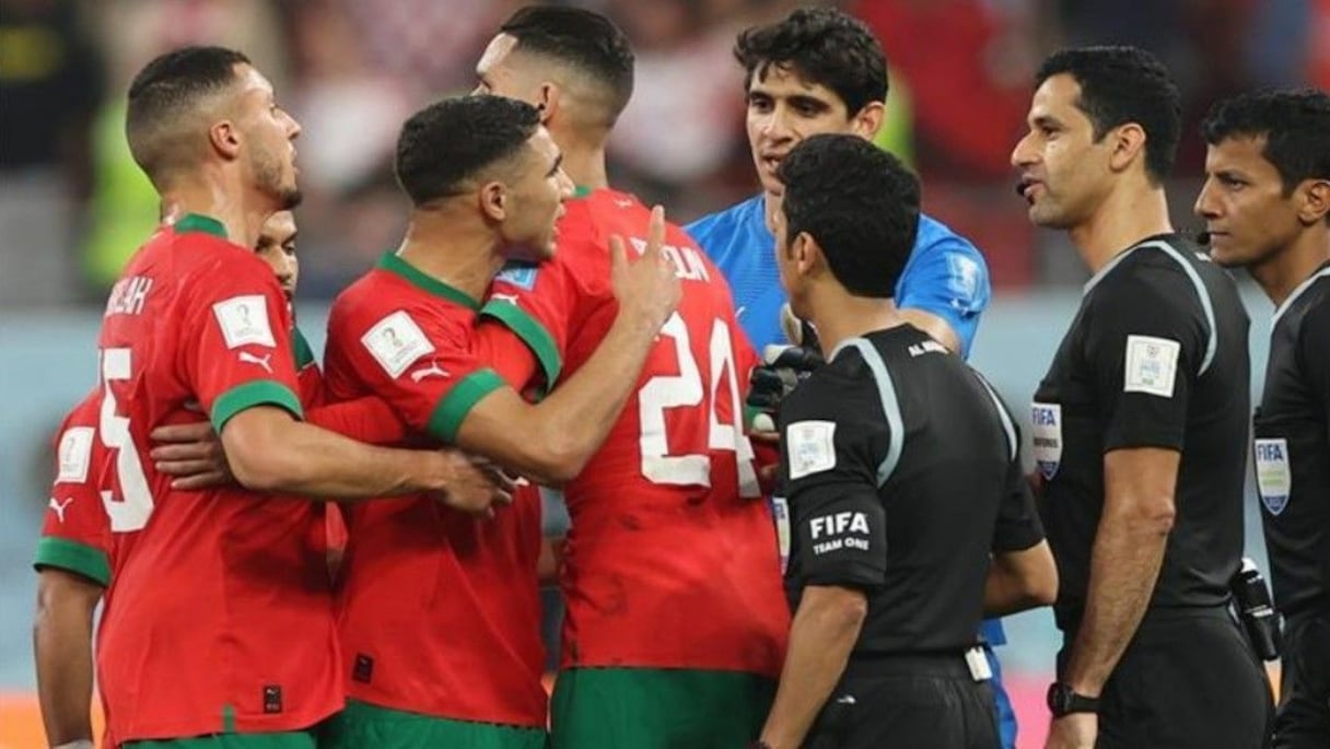 الحكم القطري عبد الرحمن الجاسم مع لاعبي المنتخب المغربي
