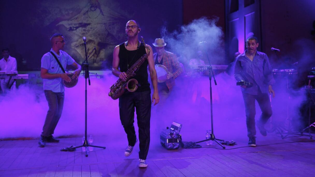 الأركسترا الوطنية لباربيس تلهب حفل اختتمام مهرجان الفنون الشعبية
