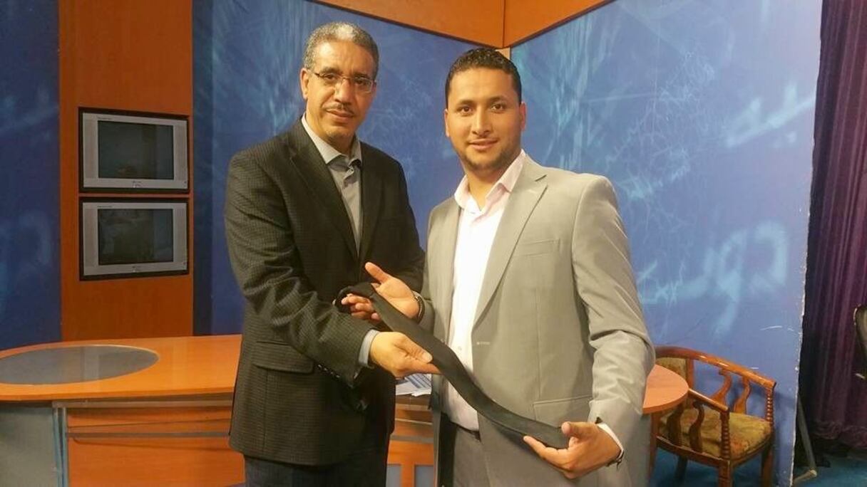 الرباح يهدي صحفيا ربطة عنقه
