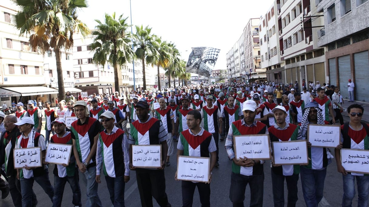 شباب تدثر بالعلم الفسطيني نصرة للقضية.
