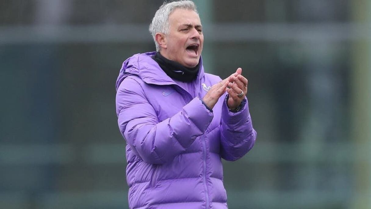 المدرب البرتغالي جوزيه مورينيو خلال حصة تدريبية لفريقه توتنهام الإنجليزي.
