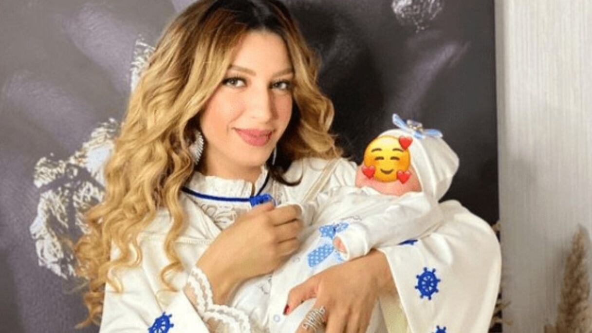 رجوى الساهلي وطفلتها المتبناة روان
