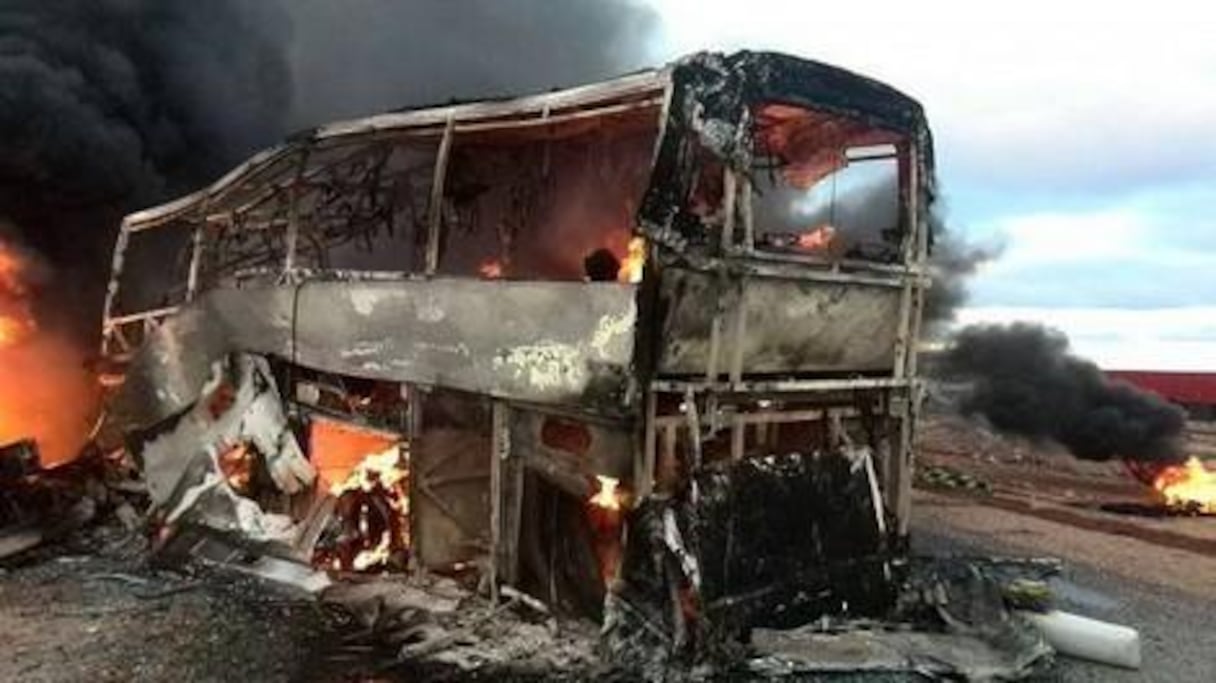 اصطدام الحافلة بالشاحنة نجم عنه اندلاع حريق
