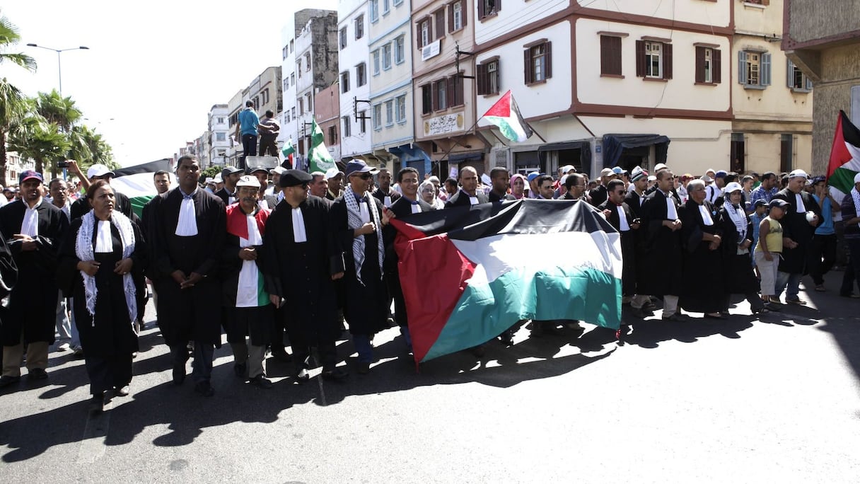 أصحاب البدلة السوداء في طليعة المسيرة.
