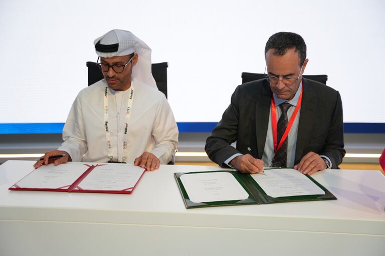 اللواء المصطفى ربيعي مدير المديرية العامة لأمن نظم المعلومات، ورئيس مجلس الأمن السيبراني لدولة الإمارات العربية المتحدة  محمد حمد الكويتي، خلال توقيع مذكرة تفاهم بين البلدين.