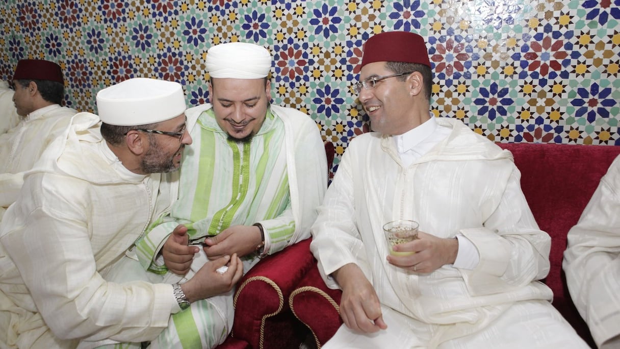 والي البيضاء خالد سفير يجالس الشيخ القزابري في مقصورة الإمام بالمسجد.

