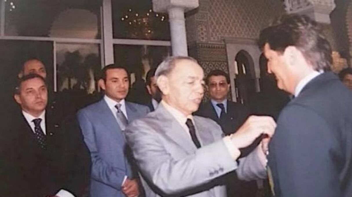 الملك الراحل الحسن الثاني يوشح المدرب الراحل هنري ميشيل
