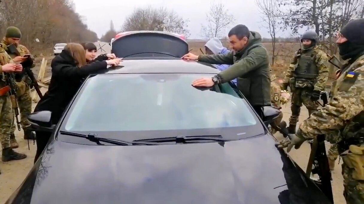 جندي أوكراني يخلق حدثا رومانسيا في ساحة الحرب